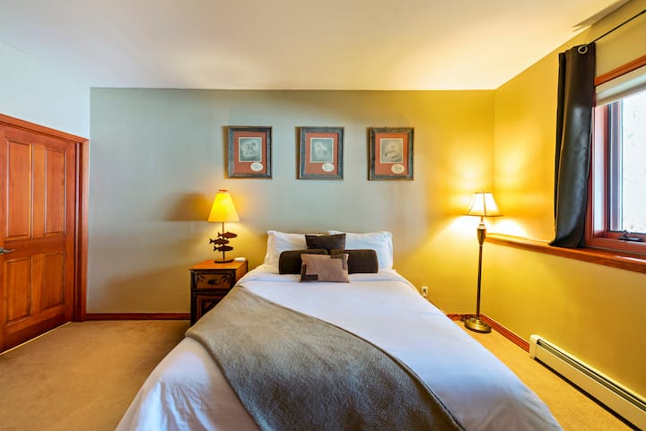 Cette charmante chambre est parfaite pour les groupes jusqu'à 6 personnes, avec un lit queen, un lit gigogne complet (non illustré) et un bureau/vanité. Un lit bébé grand format pliant est également disponible pour les tout-petits. Profitez du thème rustique des cow-boys occidentaux pour un séjour vraiment unique. 