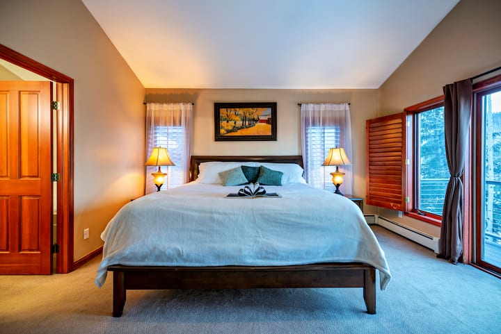 Plongez dans le luxe dans la suite parentale avec salle de bain attenante et balcon ! Un lit king size surélevé et moelleux, des rideaux qui obscurcissent la chambre, une télévision connectée et des stations de recharge de chevet créent la retraite ultime et reposante. Profitez du confort et de la commodité. Réservez dès aujourd'hui !