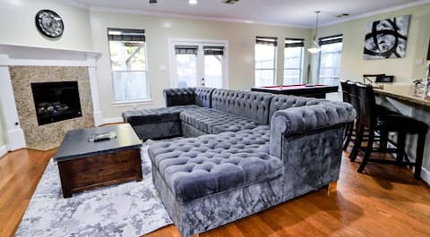 Popular Airbnb listing: MD Anderson /NRG/Galleria Pool Table -BBQ-14 guest in Willow Meadows / Willowbend Area