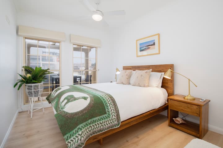 Humb veten në një libër të mirë nga shkëlqimi i ngrohtë i llambës së leximit prej tunxhi para se të shkosh në dhomën e parë të gjumit "queen".