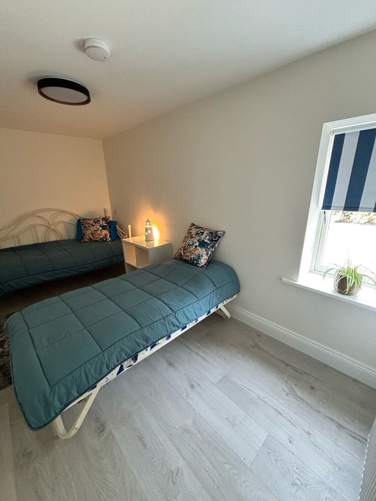 较小房间内有2张儿童床 