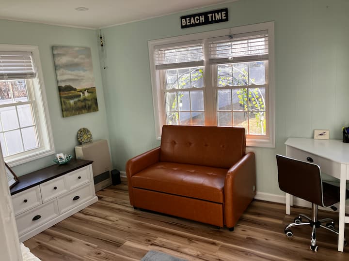 Მყუდრო ბონუს ოთახი სამუშაო მაგიდით და სკამით - კომფორტული დივანი იკეცება სხვა საძილე სივრცისთვის მესამე საძინებელში / ბონუს ოთახში