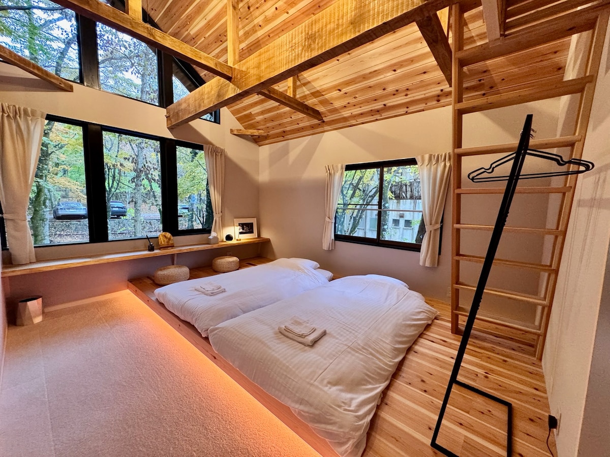 在木头的温暖和鸟儿的啁啾声中醒来。