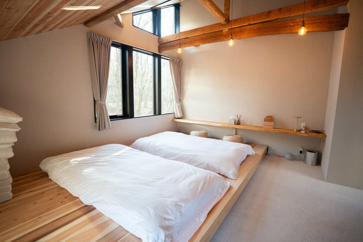 一扇能让充足阳光照射进来的天窗。它有天然的纹理。