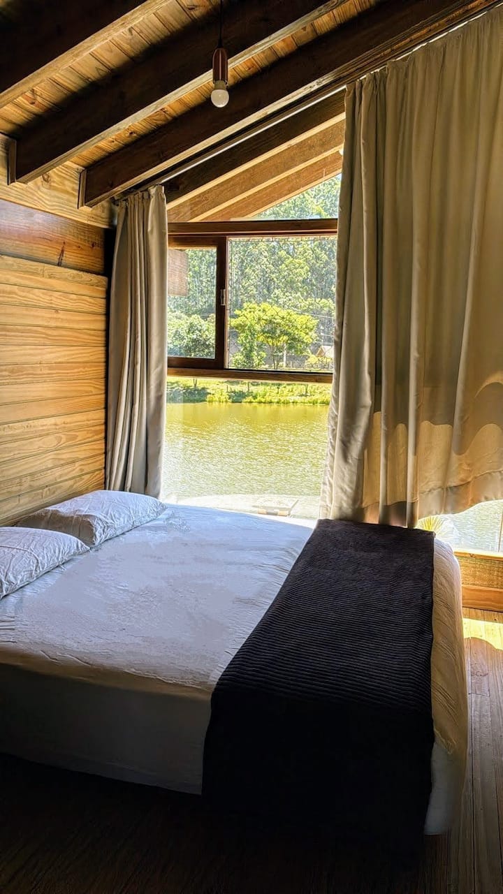 4º quarto, no mezanino/ 2º piso. Vista maravilhosa para todo o lago!
Obs. Informamos que temporariamente a cortina no lado maior da janela, canto direito inferior conforme imagem, não consegue tampar por completo a janela.