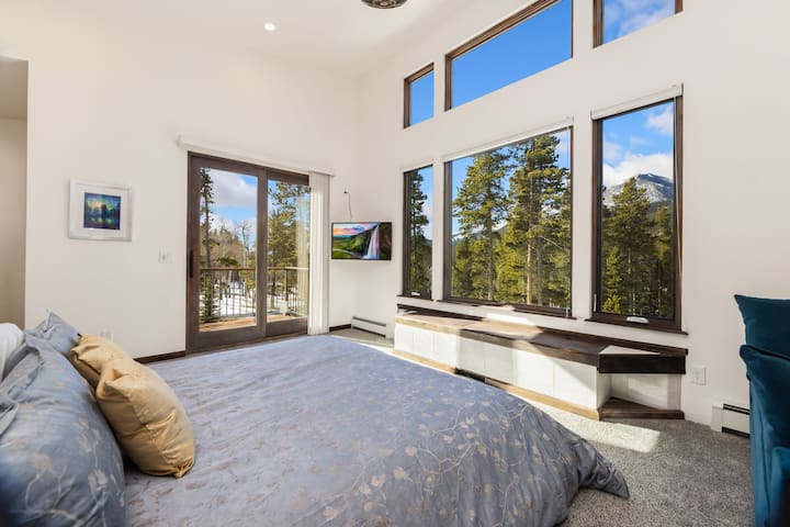 Основната спалня на втория етаж има самостоятелен балкон и самостоятелна баня