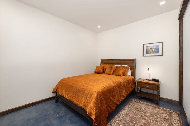 Спални 2 и 3 са на основното ниво и имат обща баня.