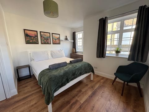 Large town centre apartment - Long term available