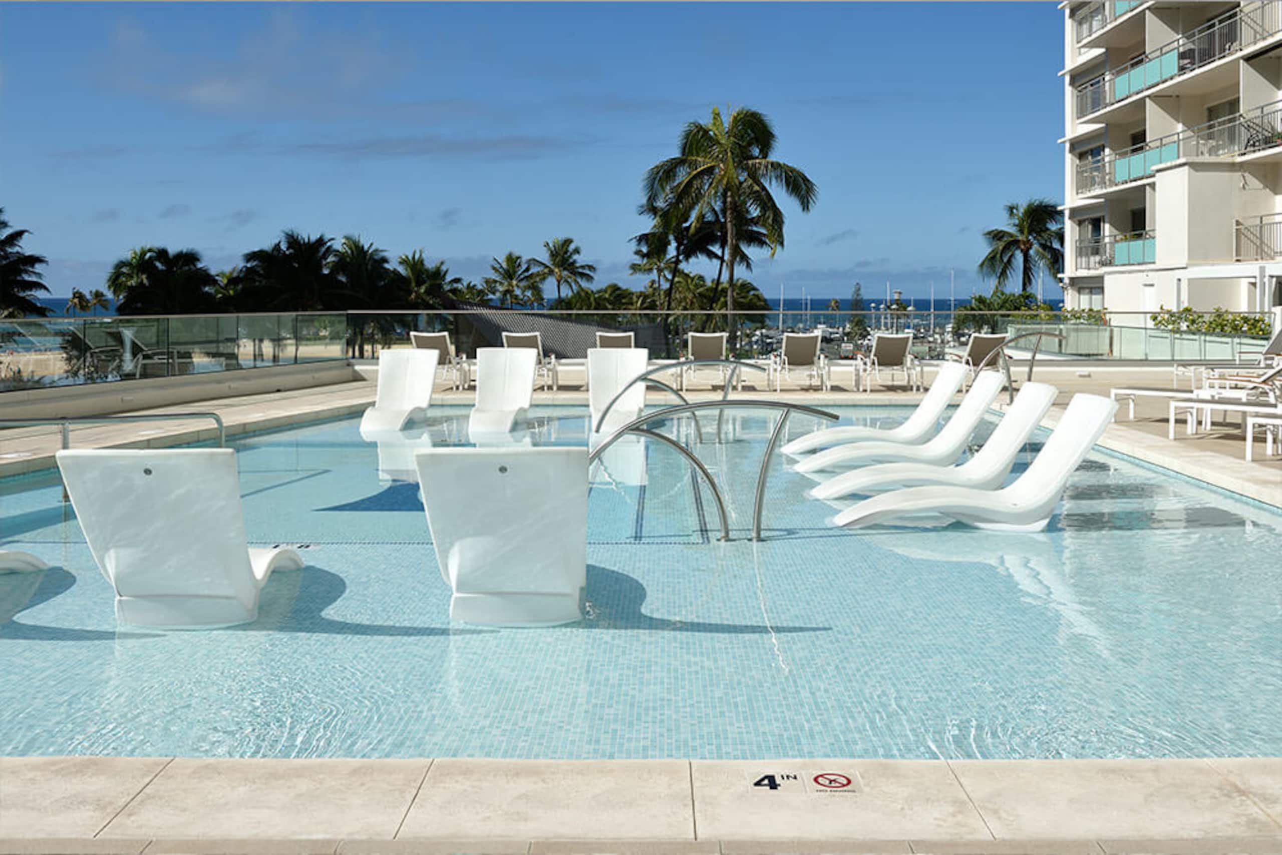 Condo in Honolulu · ★4.98 · 1 bedroom · 3 beds · 1 private bath - Image 73