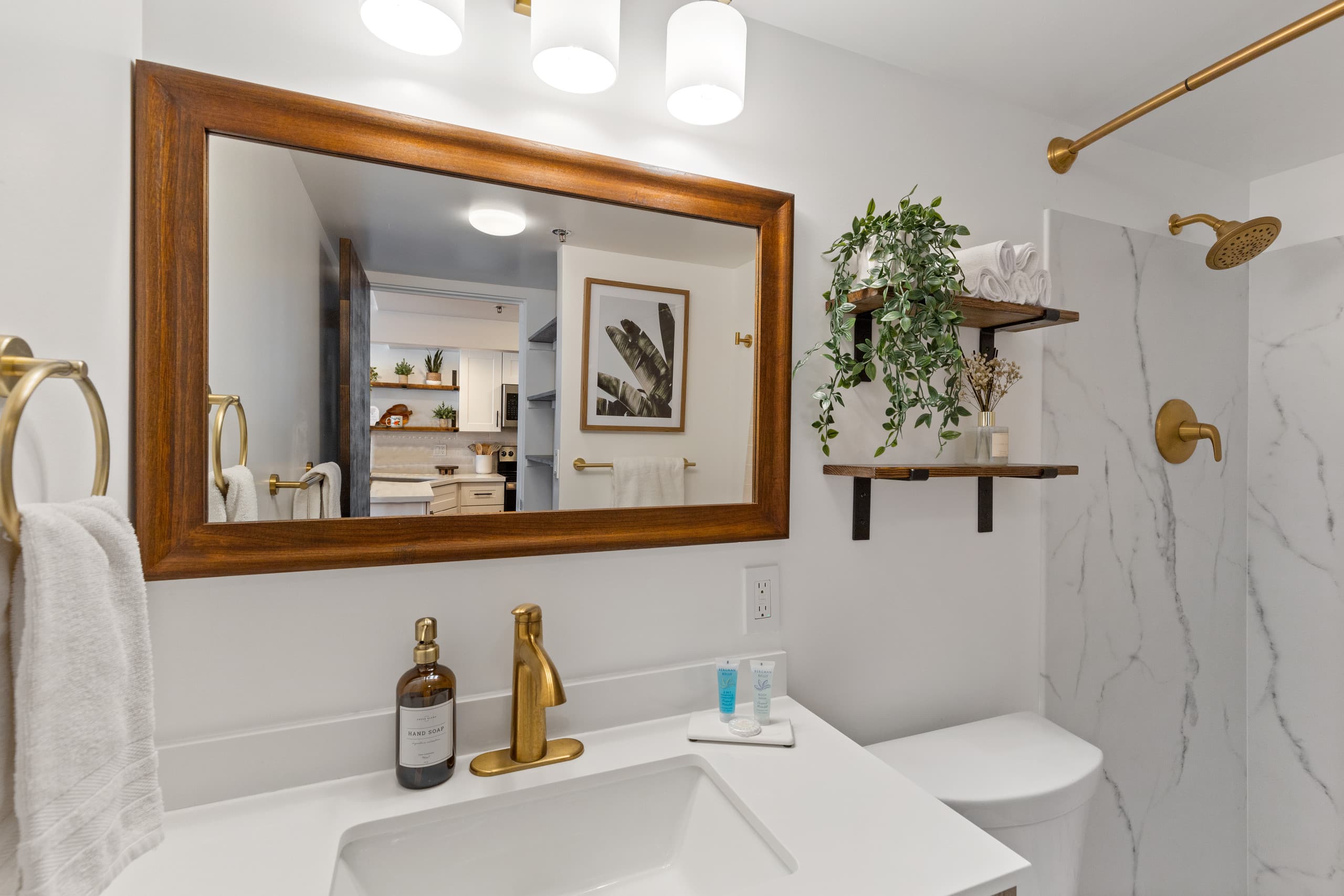 Condo in Honolulu · ★4.98 · 1 bedroom · 3 beds · 1 private bath - Image 21