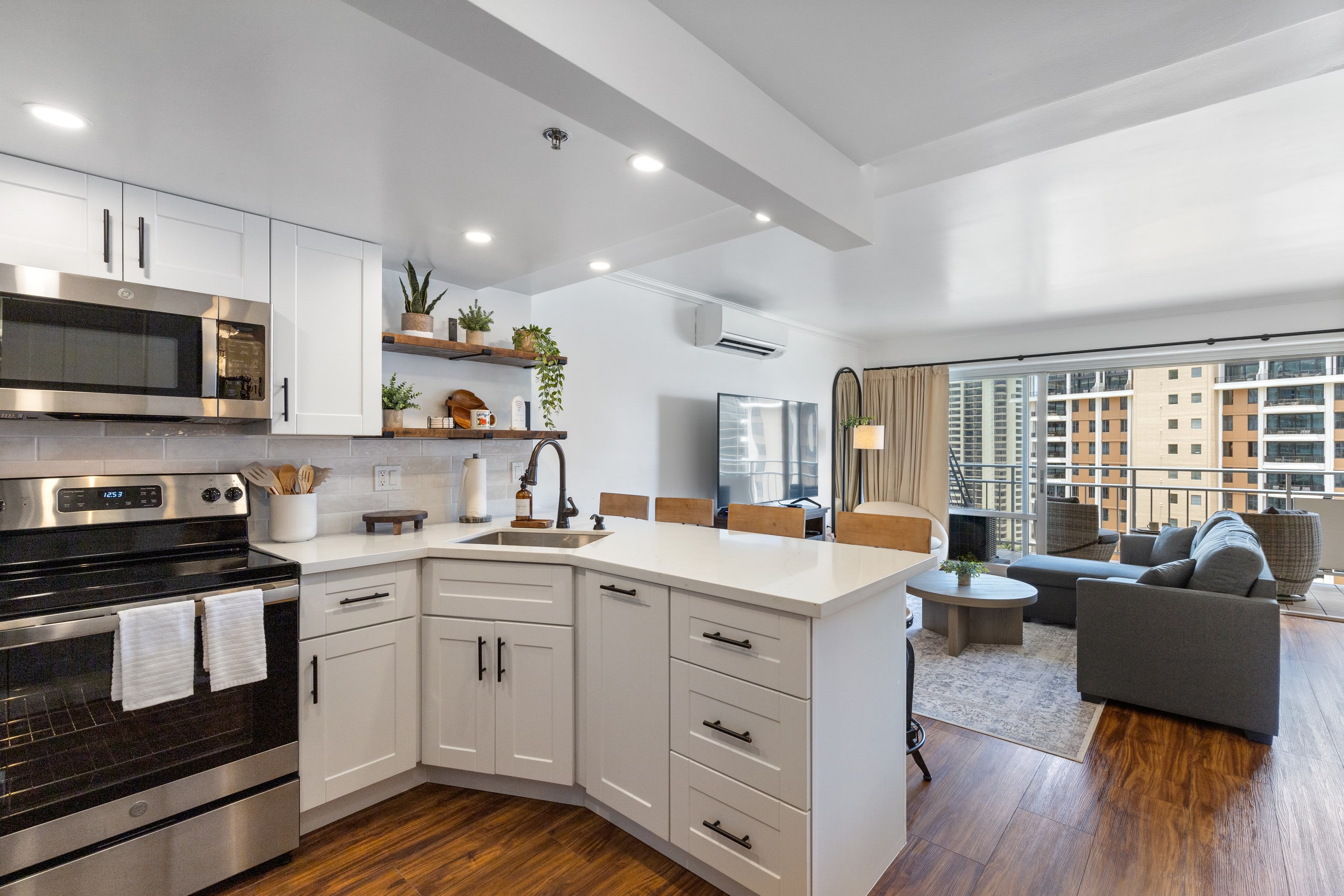 Condo in Honolulu · ★4.98 · 1 bedroom · 3 beds · 1 private bath - Image 12