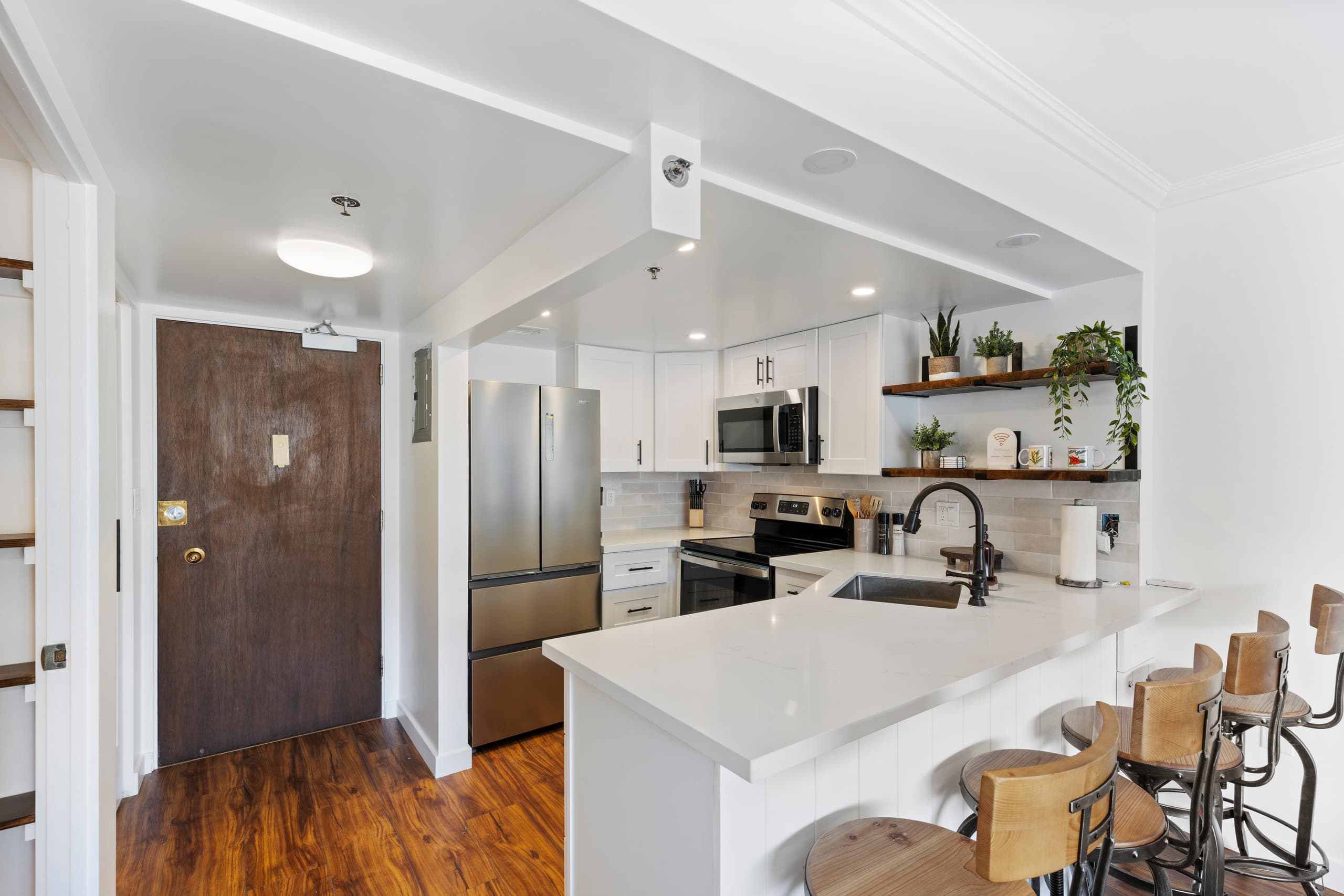 Condo in Honolulu · ★4.98 · 1 bedroom · 3 beds · 1 private bath - Image 11