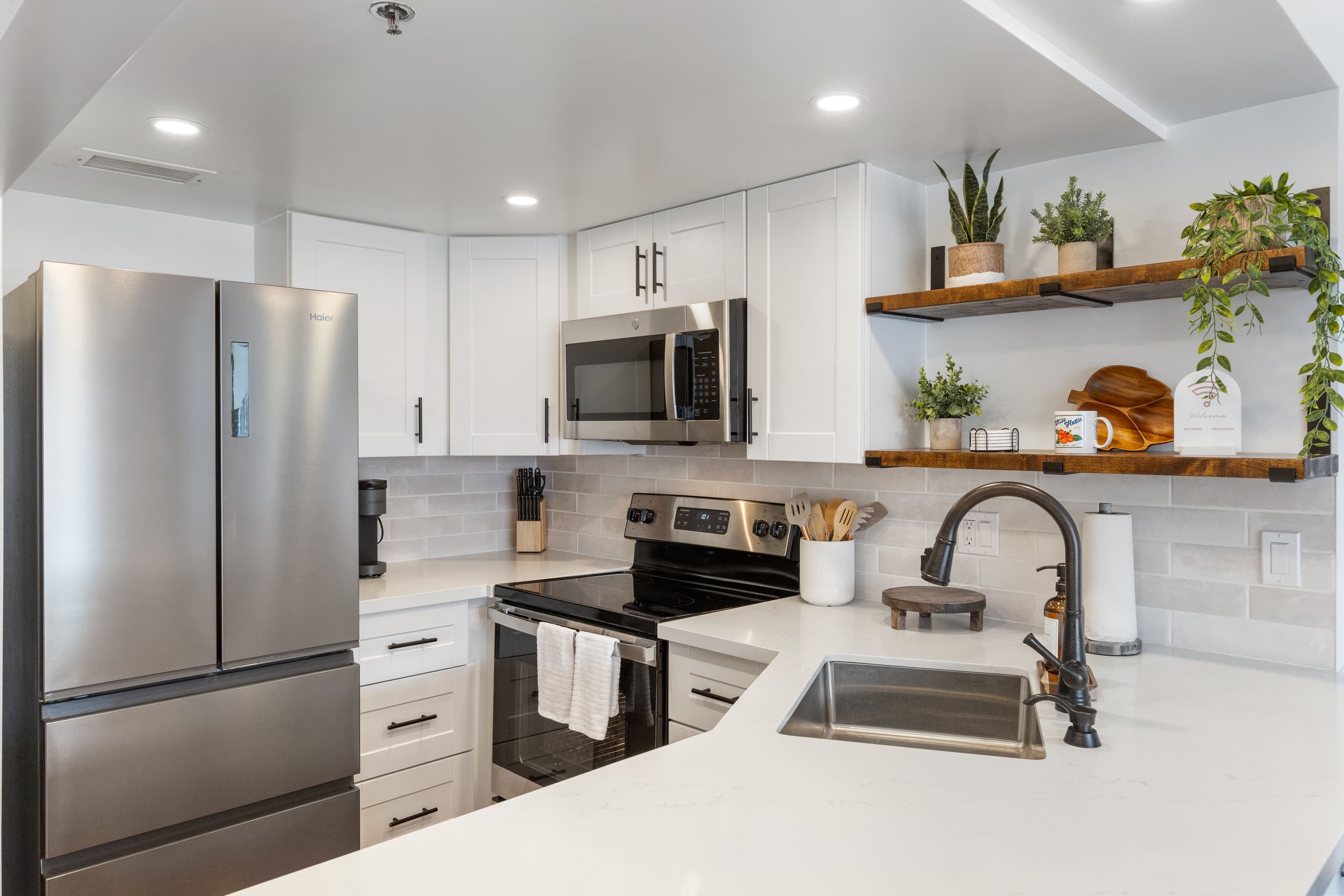 Condo in Honolulu · ★4.98 · 1 bedroom · 3 beds · 1 private bath - Image 10