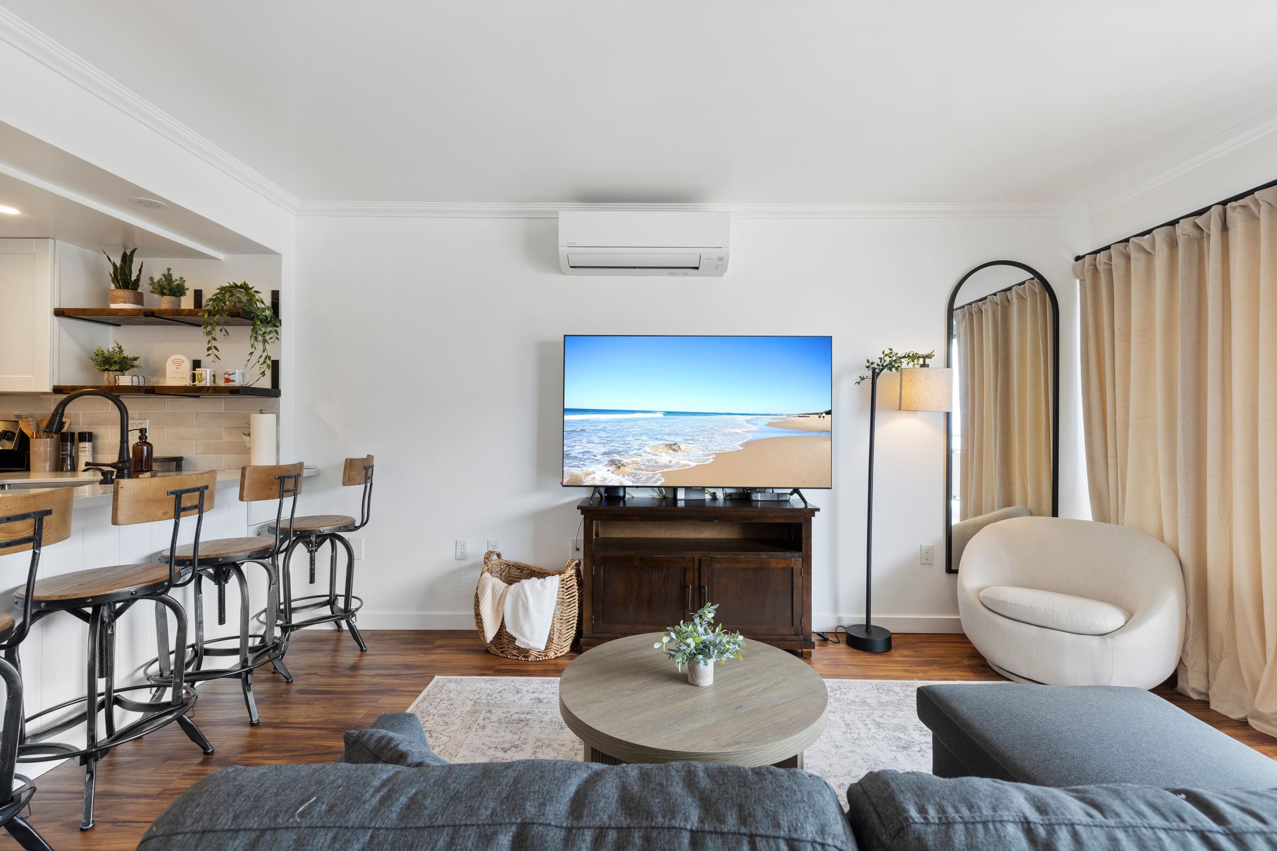 Condo in Honolulu · ★4.98 · 1 bedroom · 3 beds · 1 private bath - Image 2