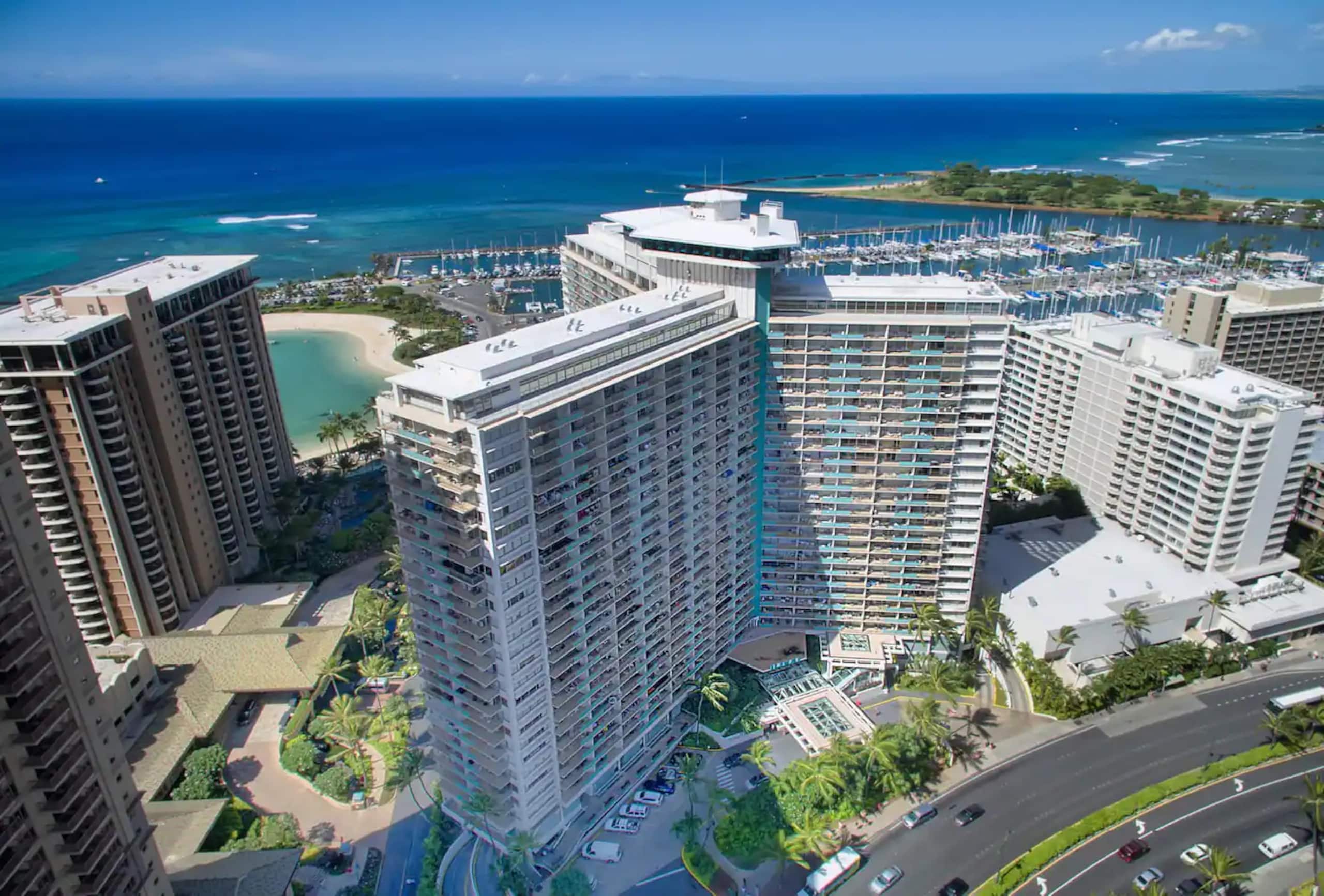 Condo in Honolulu · ★4.98 · 1 bedroom · 3 beds · 1 private bath - Image 36