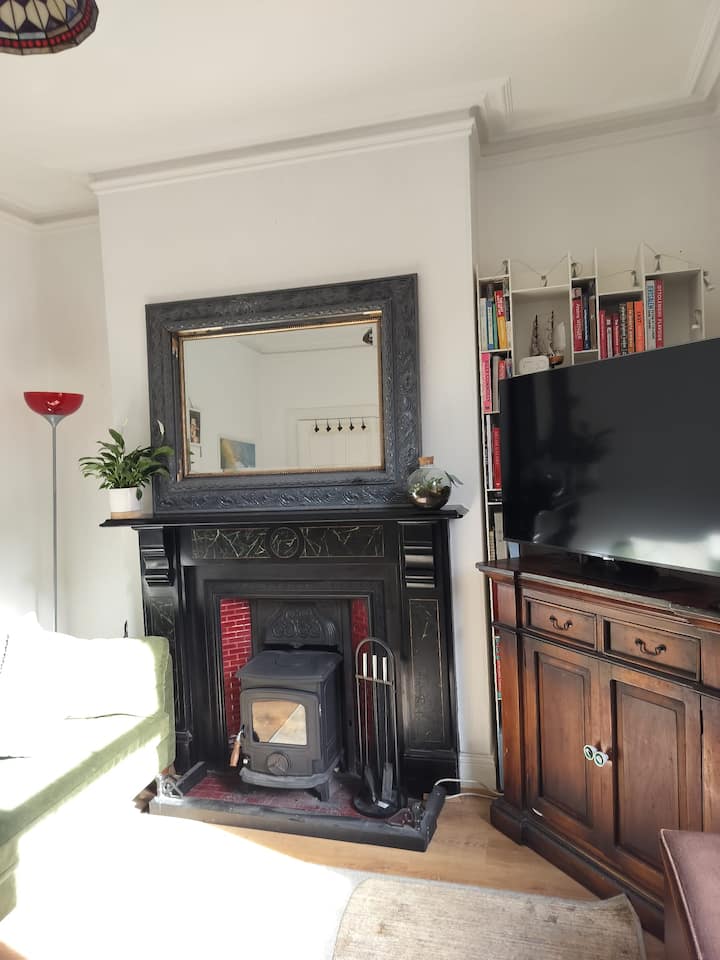 gran sofá cómodo, TV inteligente grande y estufa decorativa. ¡Todas las chimeneas y esta estufa son solo decorativas! 