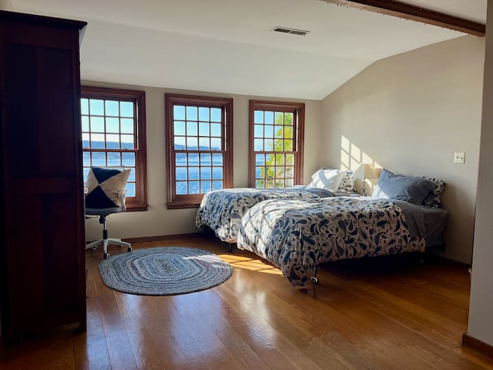 Გახსენით დაშვება კიბის ზედა ნაწილში, 2 ორადგილიანი საწოლი, სამუშაო მაგიდის სივრცე. Ამ საცხოვრებელს არ აქვს კარი და გადის ყველა ზემოთ ოთახში.