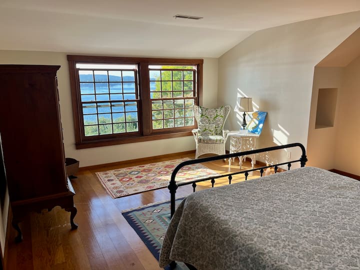 Მთავარი ფლიგელი სააბაზანოთი, დიდი საწოლით.