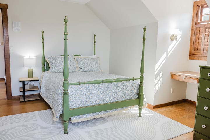 Საძინებელი 4  (მე-2 სართული): სრული საწოლი, საზიარო სააბაზანო