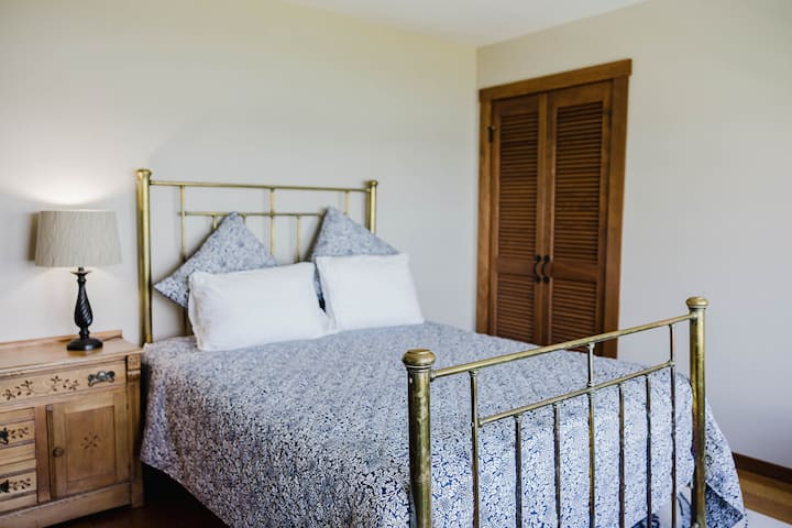  Საძინებელი 3 (მე-2 სართული): საწოლი 152 × 203 სმ, საზიარო სააბაზანო