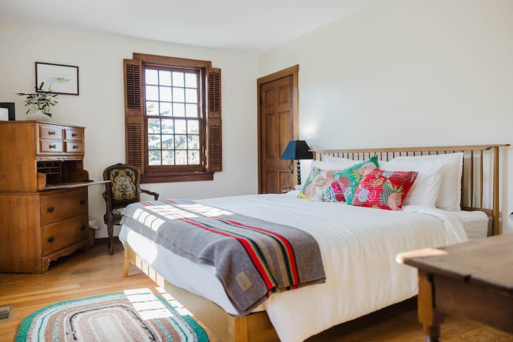  Საძინებელი 1 (მთავარი სართული): დიდი საწოლი 1/2 სააბაზანოთი, საფეხურების გარეშე