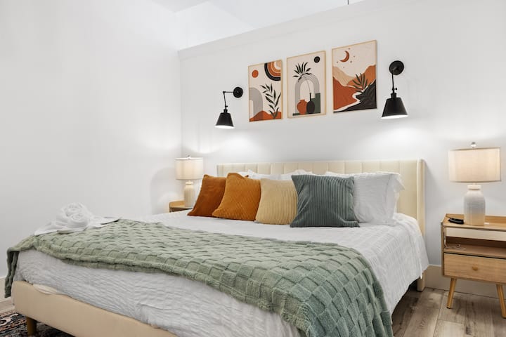 Caia no conforto em uma cama king vestida com lençóis limpos e texturas macias.