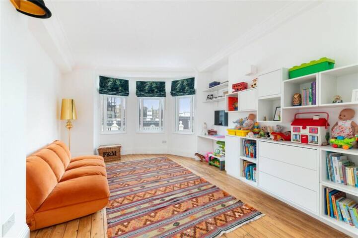 Marble Arch Family Apartment gallery image 2