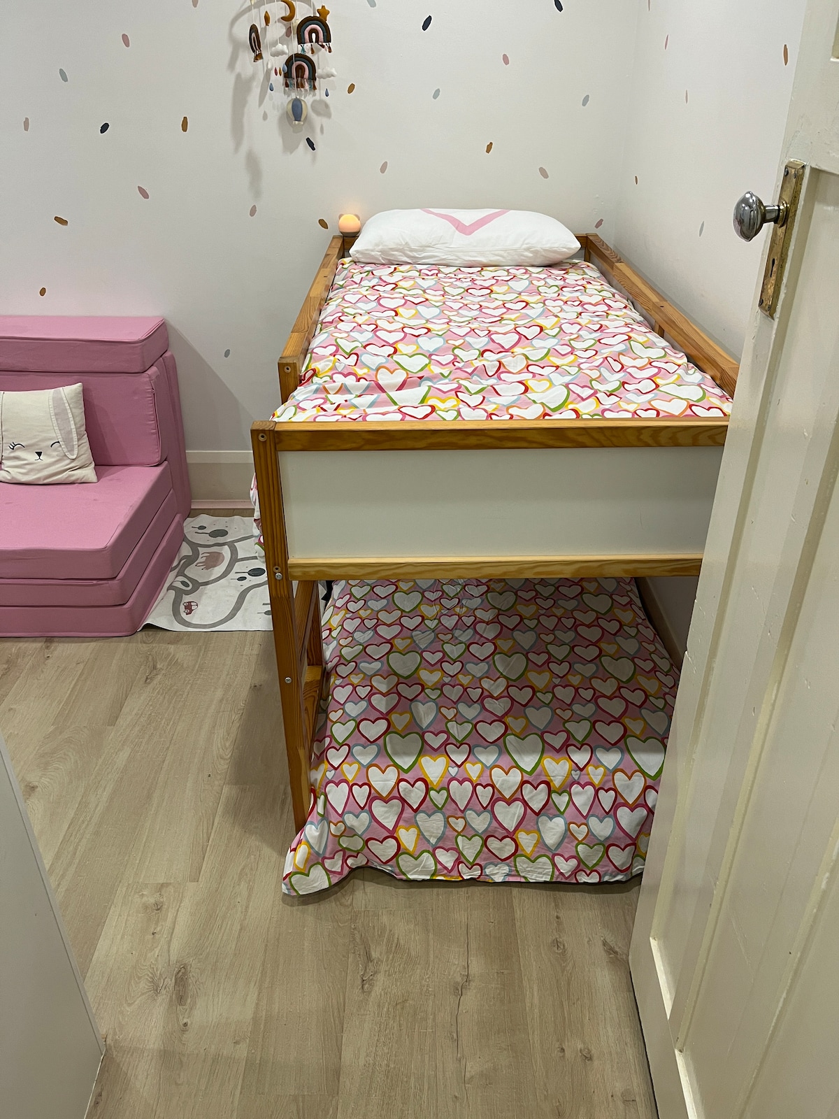 2 camas individuales con la opción de agregar una cuna portátil previa solicitud. Además de un montón de juguetes y libros para mantenerte entretenido en cualquier momento que no estés en la playa o disfrutando de la ciudad.