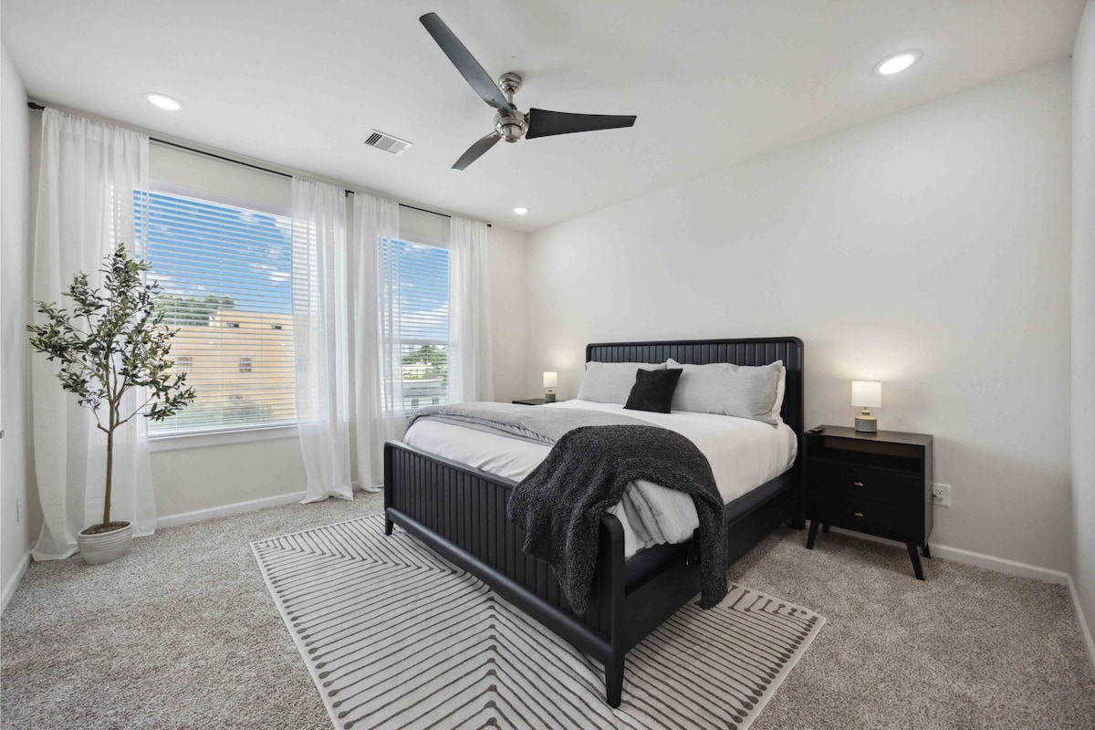 توفر غرفة النوم الرئيسية ملاذًا هادئًا مع سرير كبير الحجم وخزانة ملابس كبيرة. استمتع بخصوصية الحمام الداخلي، مما يخلق مساحة مثالية للاسترخاء والانتعاش في راحة.