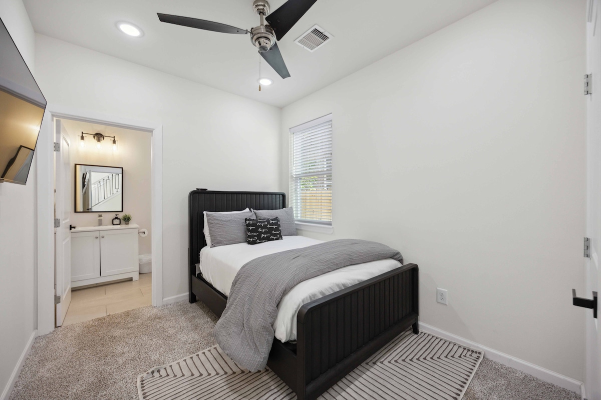 غرفة نوم في الطابق الأول تتميز بسرير كامل الحجم ينام عليه شخصان بشكل مريح. استمتع براحة الحمام الداخلي الخاص المجهز بجميع الضروريات. استرخ مع تلفزيون ذكي - لا تتردد في تسجيل الدخول إلى تطبيقات البث المفضلة لديك.