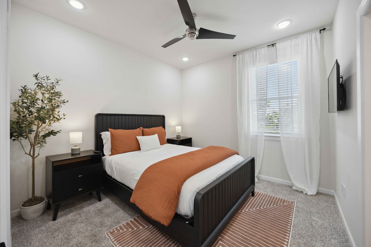 توفر غرفة النوم الثانوية في الطابق الثالث أجواء نابضة بالحياة، مع حمام داخلي لمزيد من الخصوصية والراحة. استرخ واستمتع ببرامجك المفضلة على التلفزيون الذكي في هذا المسكن المريح.