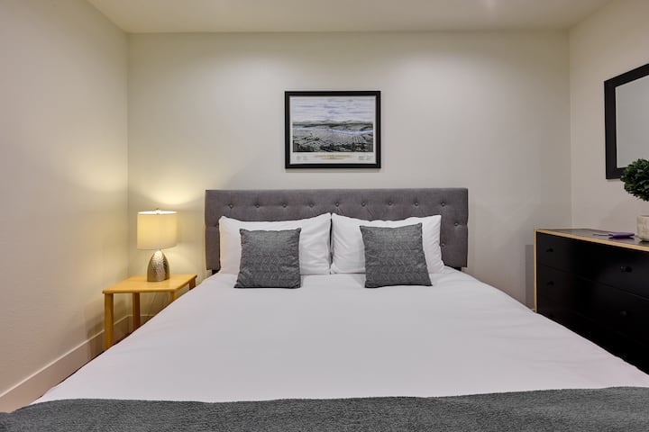 חדר שינה למטה: מזרן Helix Luxe Midnight Hybrid King. כן, אנחנו יודעים שבאתם לטבע, אבל לא נשפוט אם תצפו במופעים מהמיטה הנוחה עד כדי גיחוך