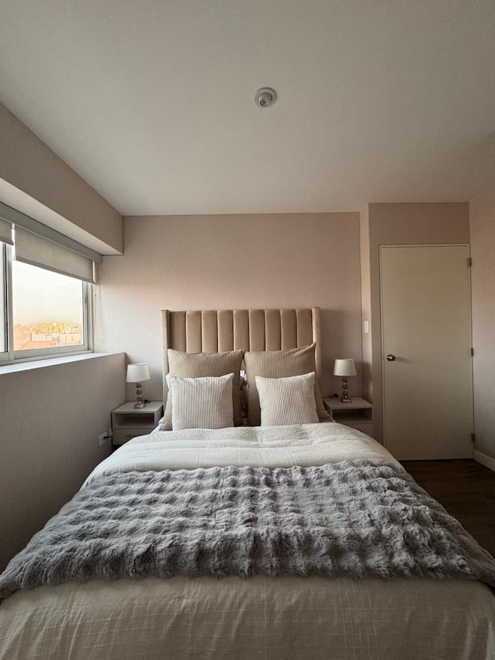 Cama matrimonial para 2 personas, con set de sabanas completa, edredón, manta, ganchos para colgar ropa.