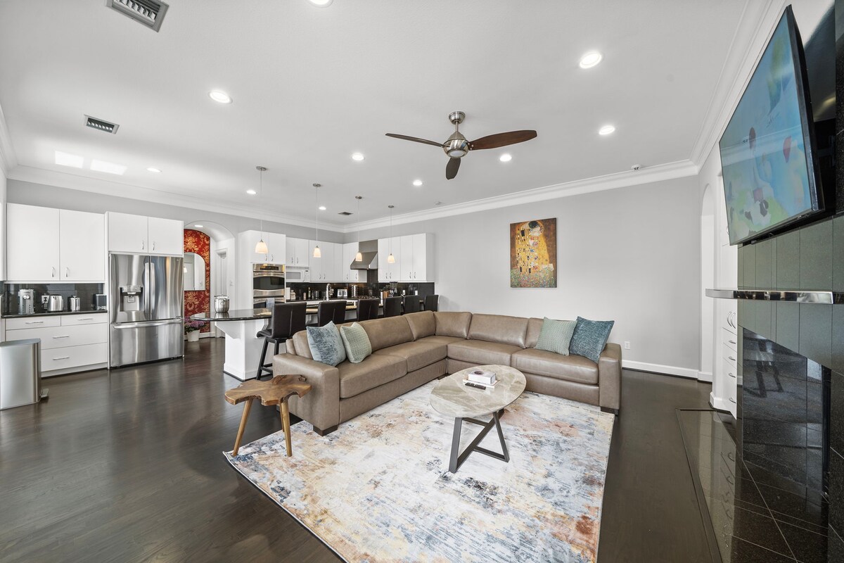 Top performing Airbnb: Kirby Retreat | Heated Pool | King Suites | Games in Greenway / Upper Kirby Area