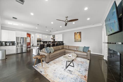 Top performing Airbnb: Kirby Retreat | Heated Pool | King Suites | Games in Greenway / Upper Kirby Area