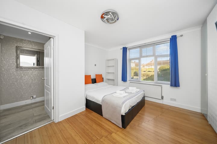 自然采光的现代风格卧室。
窗户宽敞明亮，配有蓝色窗帘，自然采光充足