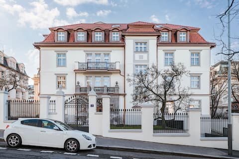 Spacious Villa Apartment with AC