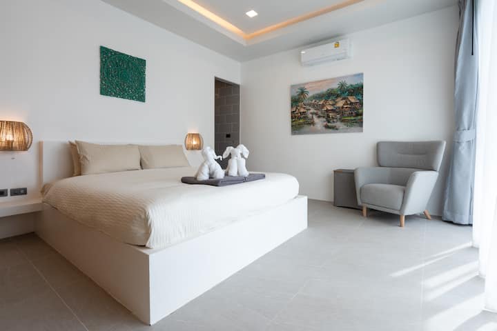 Villa Ling-Guu: Master Suite no. 2 with full ensuite bathroom and direct access to the swimming pool