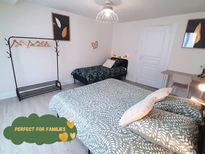 Priestranná a svetlá spálňa s manželskou posteľou Queen (160 x 200) a samostatnou posteľou (90 x 200), stolmi a lampičkami pri posteli, písacím stolom, nástennou skriňou a šatníkom s vešiakmi. Zatemňovacie závesy na krásne noci.