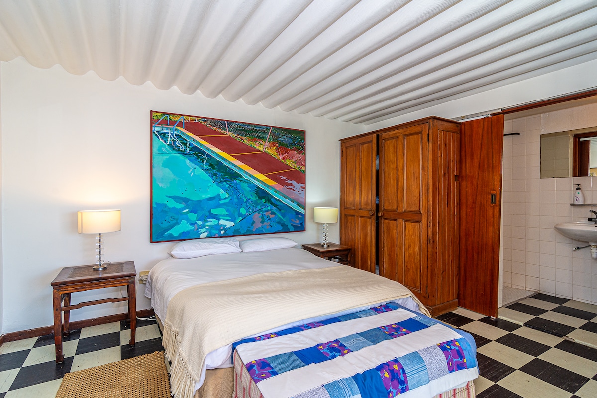 1 x Queen-size bed. Sea view. En-suite bathroom with single shower, toilet and basin. Outside entrance from front of the house (parking area).