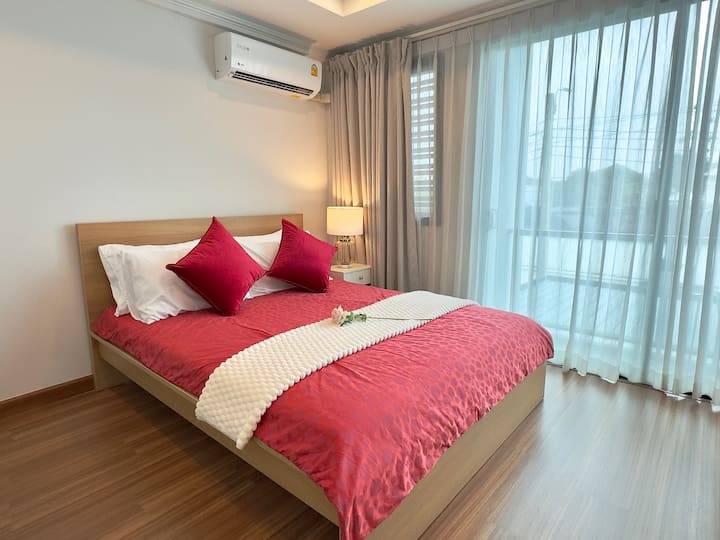 kjo dhomë gjumi është në katin e dytë