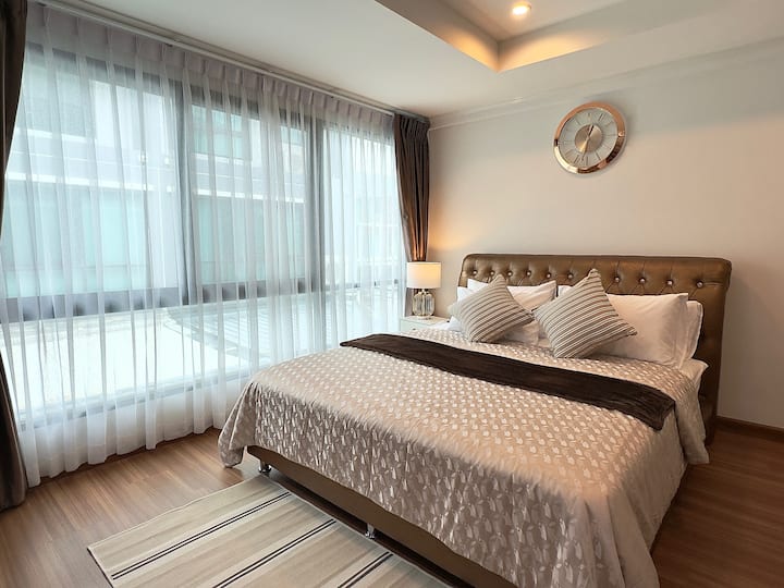 kjo dhomë gjumi është në katin e dytë