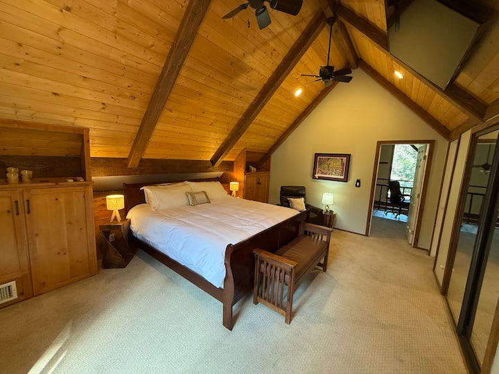 Dhoma kryesore e gjumit është e bollshme, ftuese dhe e rehatshme.  Mund të ulesh dhe të lexosh në mbështetëse lëkure ose të shikosh televizor.  Televizori është i vendosur në mënyrë që të mund të mbështetesh në krevat dhe ta shikosh atë gjithashtu.