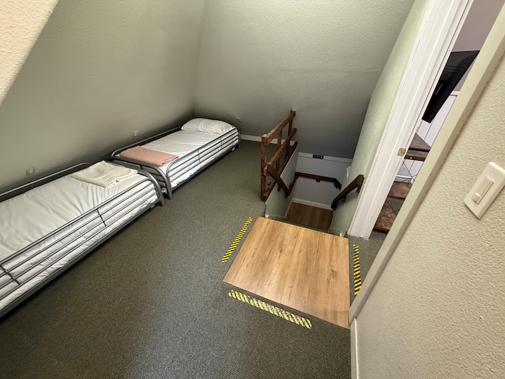 Kjo është "The Cozy Corner"  për fëmijët e vegjël dhe fëmijët e mëdhenj për t 'u shoqëruar, për të fjetur ose për të fjetur.  E vendosur në mënyrë të përshtatshme pranë dhomës së kartës, brenda distancës së syve, mund t 'i shikosh fëmijët të luajnë ose të flenë.