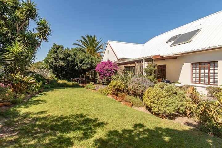 Sunset Beach gem – 6 bedroom family home gallery image 2