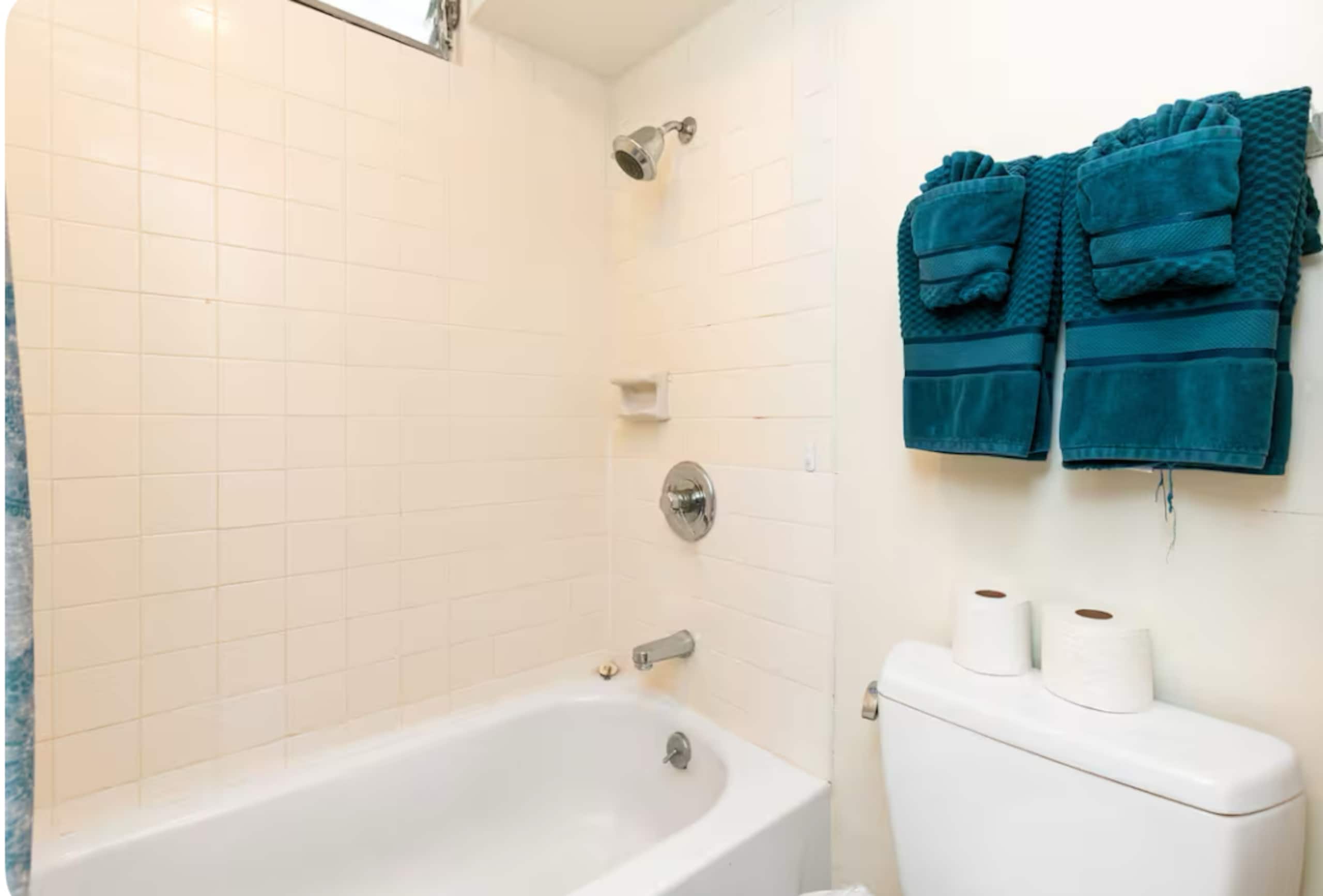 907 Remodeled, central! - Image 4