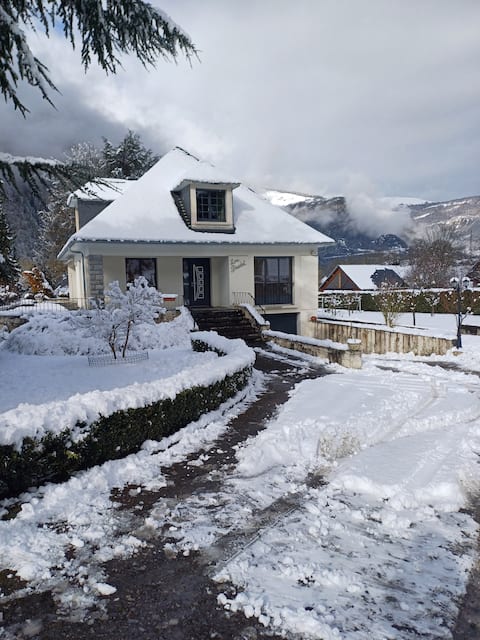 Family and authentic house, close to Saint-Lary