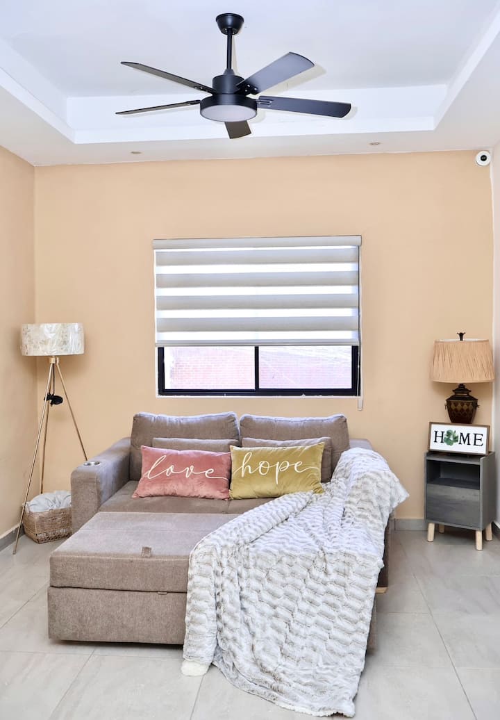 تحتوي الغرفة على أريكة مريحة، وهي مثالية للاسترخاء أو مشاهدة التلفزيون أو الراحة. 