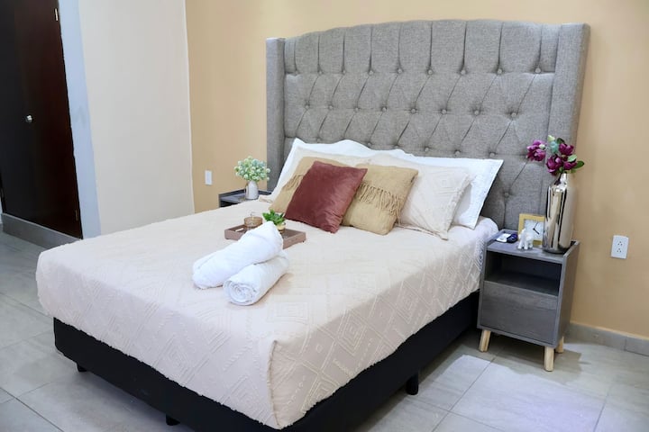 تحتوي غرفة النوم الرئيسية على سرير بحجم كوين وحمام كامل خاص وتلفزيون وتكييف الهواء وقطعة عملية من الأثاث لتعليق الملابس.  