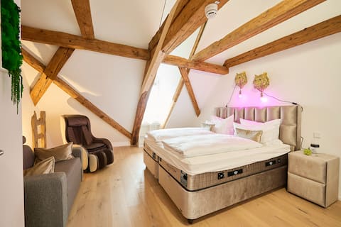 WOOD WORLD Luxury – Massage & Mountain View